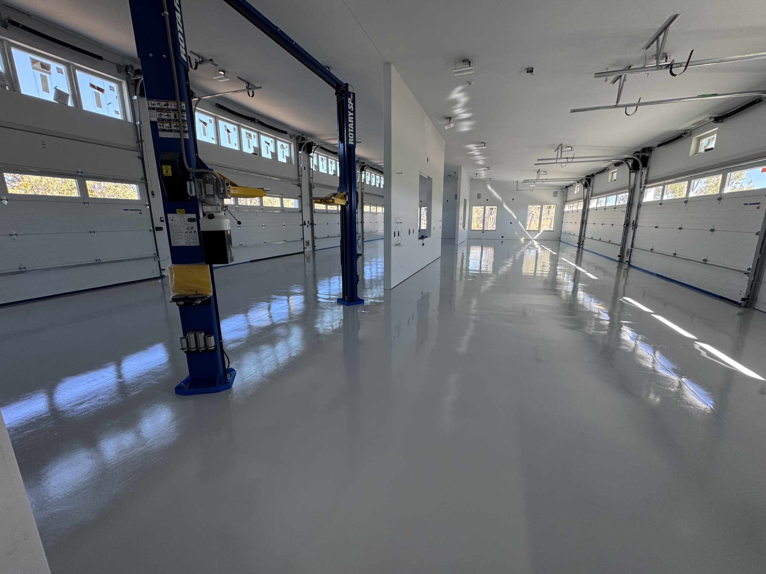 epoxy_floor_coating_in_large_garage